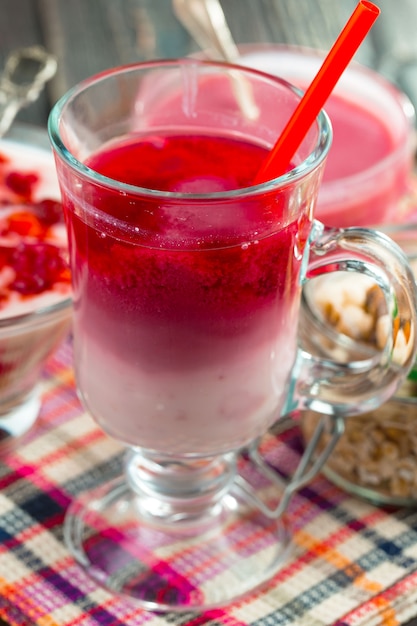 Fresa dulce y batidos saludables sobre la mesa.