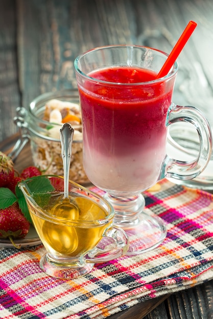 Fresa dulce y batidos saludables sobre la mesa.