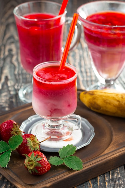 Fresa dulce y batidos saludables sobre la mesa.