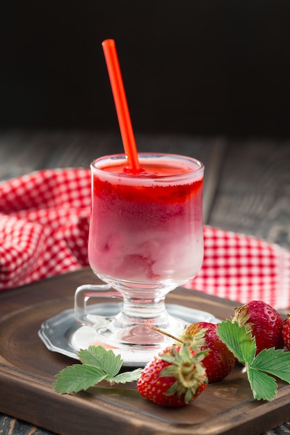 Fresa dulce y batidos saludables sobre la mesa.