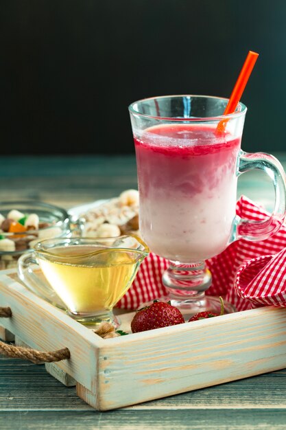 Fresa dulce y batidos saludables sobre la mesa.