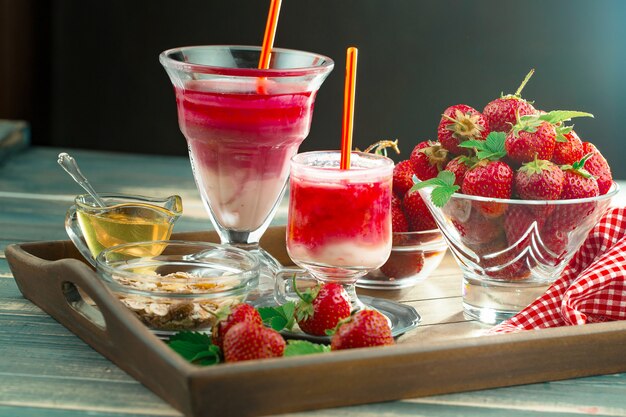 Fresa dulce y batidos saludables sobre la mesa.