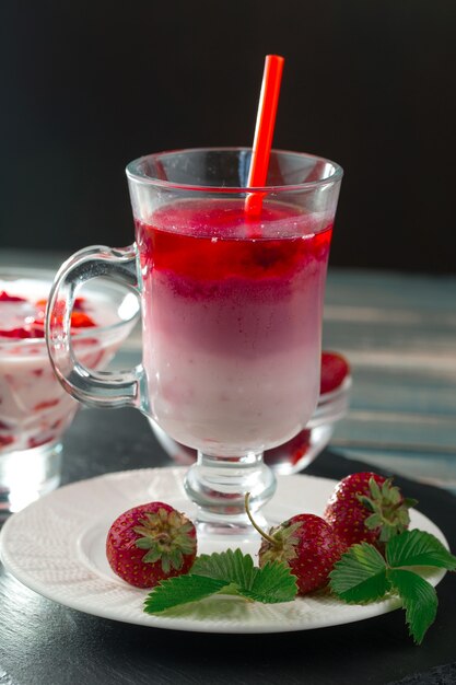 Fresa dulce y batidos saludables sobre la mesa.