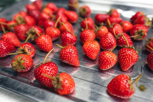 Fresa dulce rojo brillante sobre una mesa blanca