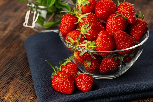 Fresa fresca madura roja con hojas de cerca