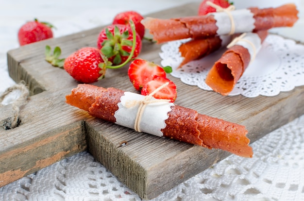 Fresa jugosa madura, fruta seca, chips y pastillas de fresas.