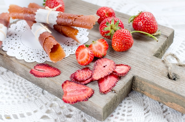 Fresa jugosa madura, fruta seca, chips y pastillas de fresas.