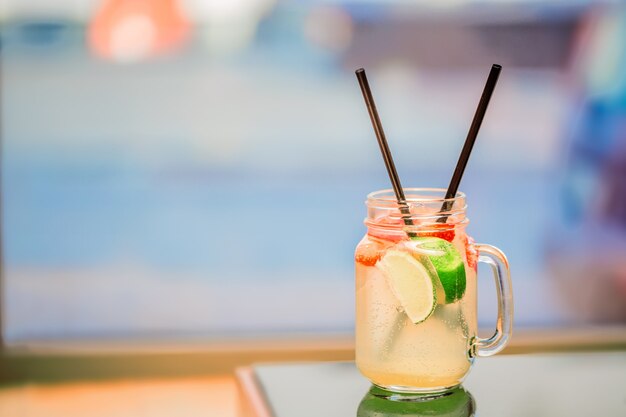 Foto fresa menta y limón con pajitas limonada en copa de cristal