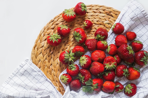 Fresa roja madura sobre fondo de fresa de picnic de bayas de verano de tela a cuadros