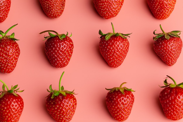 Fresa sobre fondo rosa. Concepto de comida creativa. De cerca.