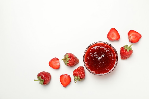 Fresa y tazón con mermelada en blanco, espacio para texto