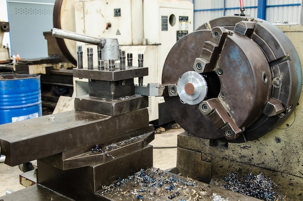 Fresadora CNC en la industria del metal.