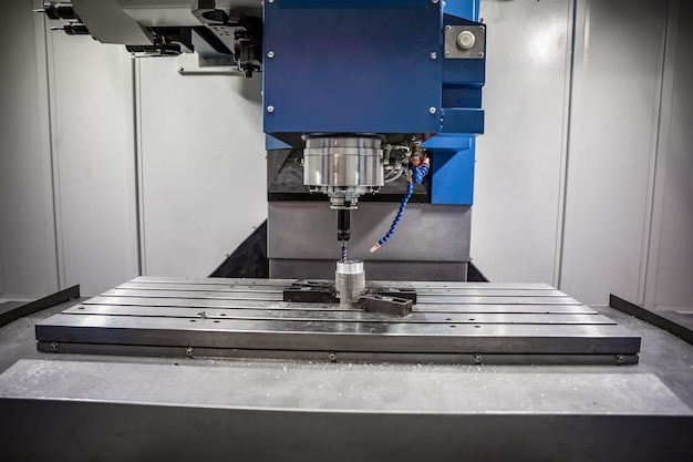 Fresadora CNC para metalurgia. Tecnología de procesamiento moderna de corte de metal. Pequeña profundidad de campo. Advertencia: disparos auténticos en condiciones difíciles. Un poco de grano y tal vez borrosa.