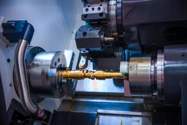 Fresadora CNC para metalurgia. Tecnologia de processamento moderna de corte de metal. Profundidade de campo pequena. Aviso - tiro autêntico em condições desafiadoras. Um pouco granulado e talvez borrado.