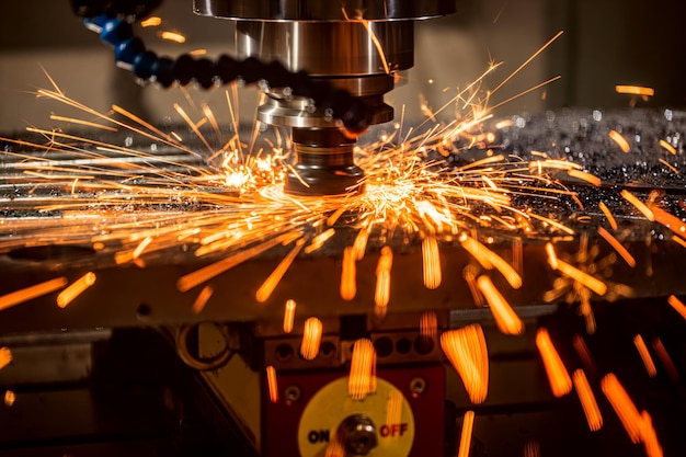 Foto fresadora de torno cnc para usinagem de metais corte de metal moderna tecnologia de processamento o fresamento é o processo de usinagem usando cortadores rotativos para remover material avançando um cortador em uma peça de trabalho