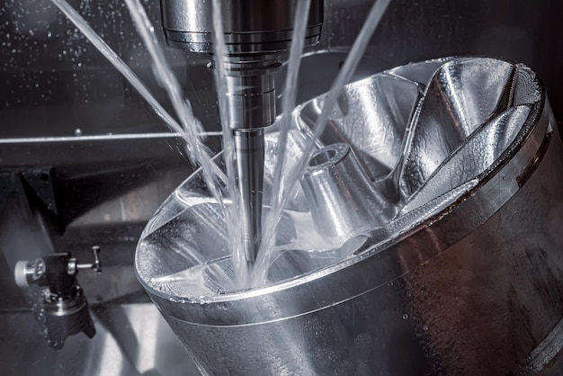 Fresadora de torno CNC para metalurgia. Tecnología de procesamiento moderna de corte de metal. El fresado es el proceso de maquinado usando cortadores rotatorios para remover material al avanzar un cortador en una pieza de trabajo.