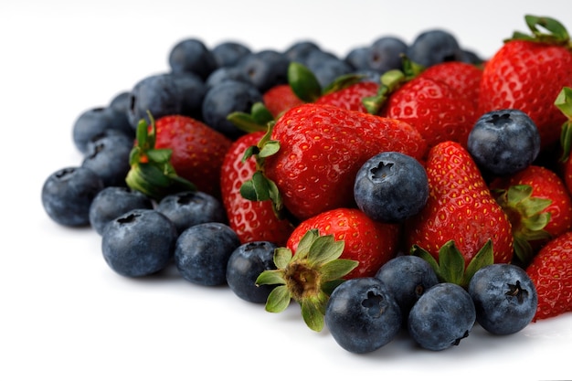 Fresas con arándanos aislado en blanco