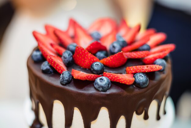 Fresas y arándanos en primer plano de pastel de chocolate