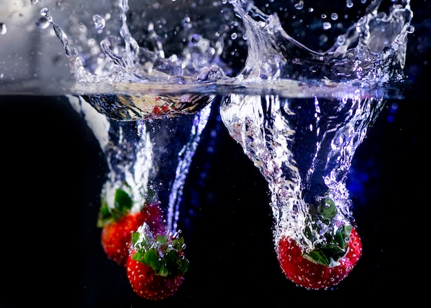 Fresas bañadas en agua de agua con negro