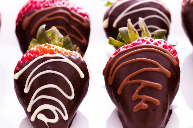 Fresas bañadas en chocolate en la barra de postres.