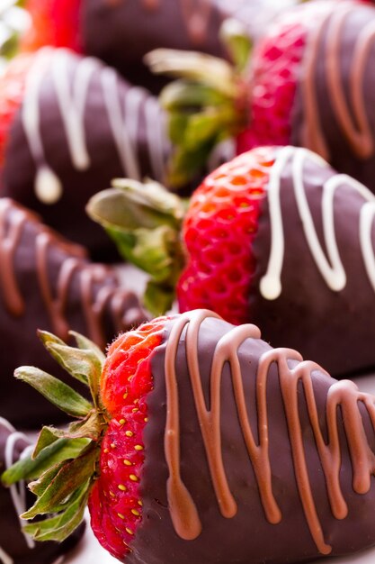 Fresas bañadas en chocolate en la barra de postres.