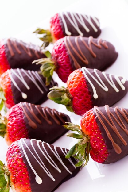 Fresas bañadas en chocolate en la barra de postres.