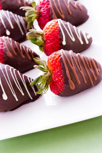 Fresas bañadas en chocolate en la barra de postres.