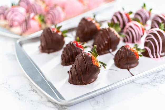 Fresas bañadas en chocolate rociadas con chocolate derretido.