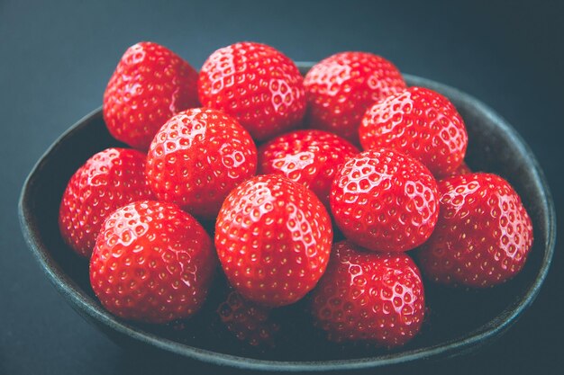 Fresas en un bol. Fondo negro. Estudio de rodaje