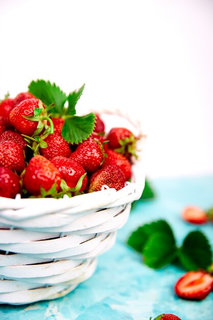 Fresas en canasta blanca. Fresas frescas. Hermosas fresas