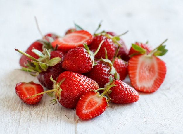 Fresas de cerca sobre una mesa de madera blanca