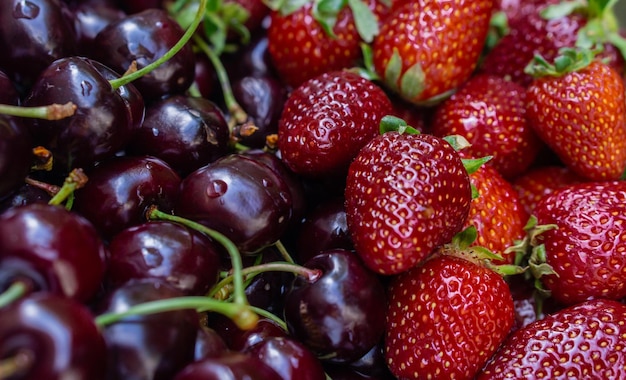 fresas y cerezas frescas y jugosas