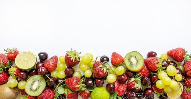 fresas, cerezas, kiwi, lima y uvas.