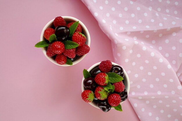 Fresas y cerezas en vasos