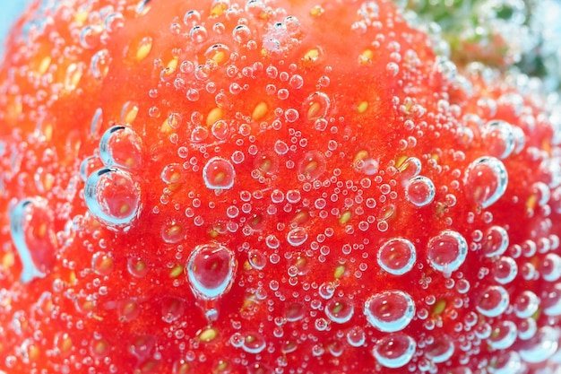 Fresas cerrar macro Cócteles publicitarios Frutas jugosas bajo el agua Una forma saludable de producto Enfoque selectivo