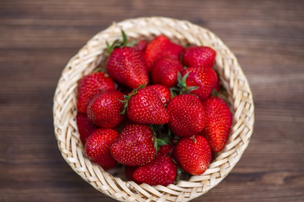 Fresas en una cesta en madera