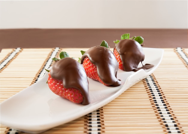 Foto fresas con chocolate en mantel