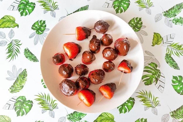 Fresas con chocolate en el plato blanco.