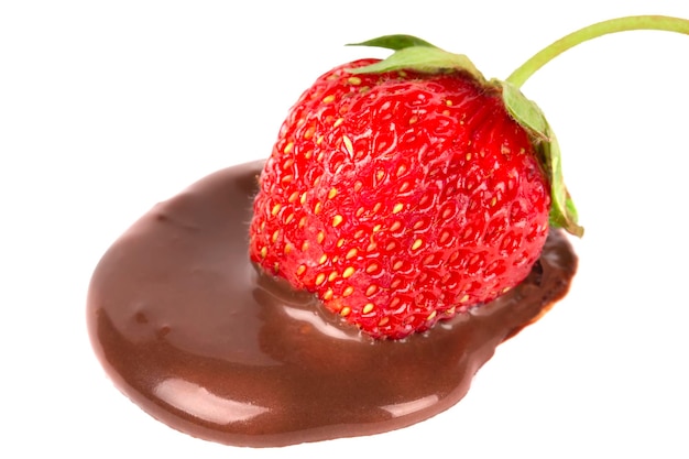 Foto fresas con chocolate sumergido aislado en blanco