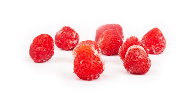 Fresas congeladas aisladas sobre fondo blanco, bayas de hielo.