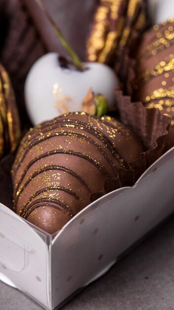 fresas cubiertas de chocolate en una caja