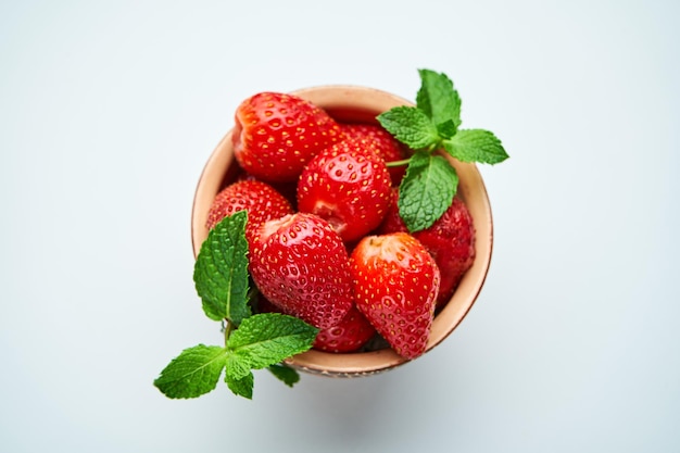 fresas en un cuenco de cerámica encima