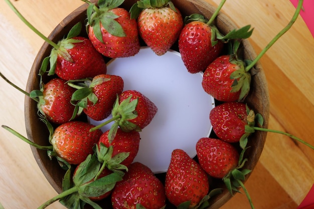 fresas en el cuenco de madera también para maquetas