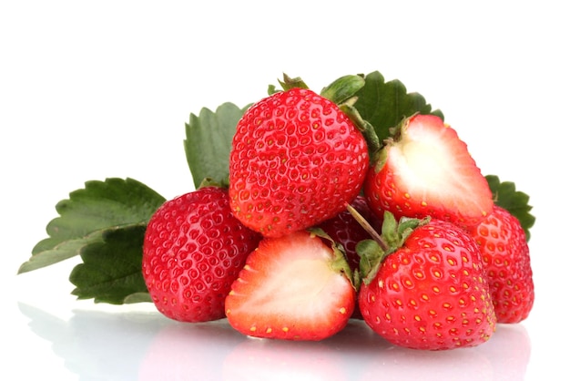 Fresas dulces con hojas aisladas en blanco