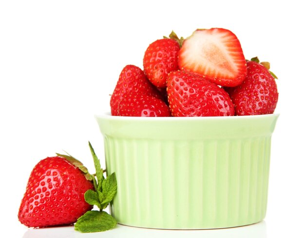 Fresas dulces maduras en un recipiente aislado en blanco