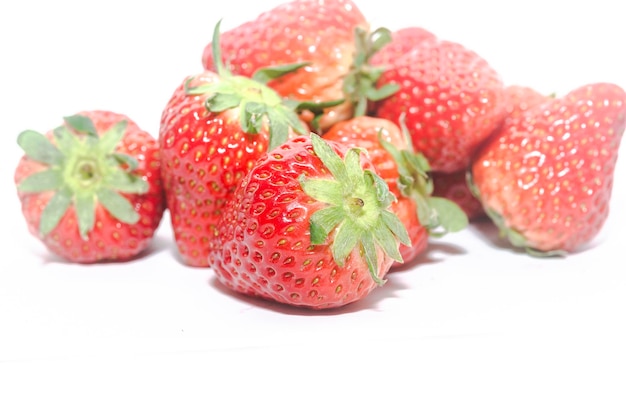 Las fresas están sobre un fondo blanco.