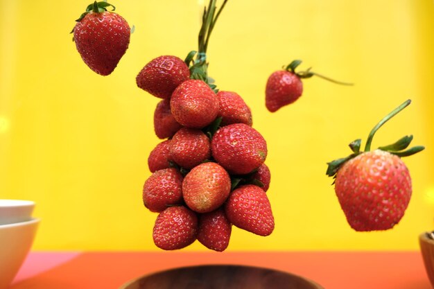 fresas flotantes en la mesa