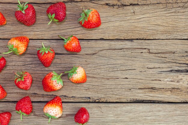 Fresas en el fondo de la vieja mesa de madera