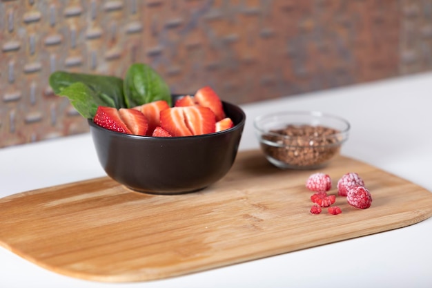 Fresas con frambuesas y cereales.