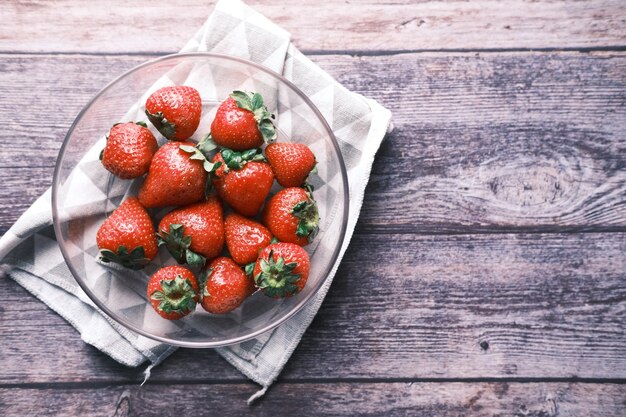 fresas de fresa en un cuenco en la mesa